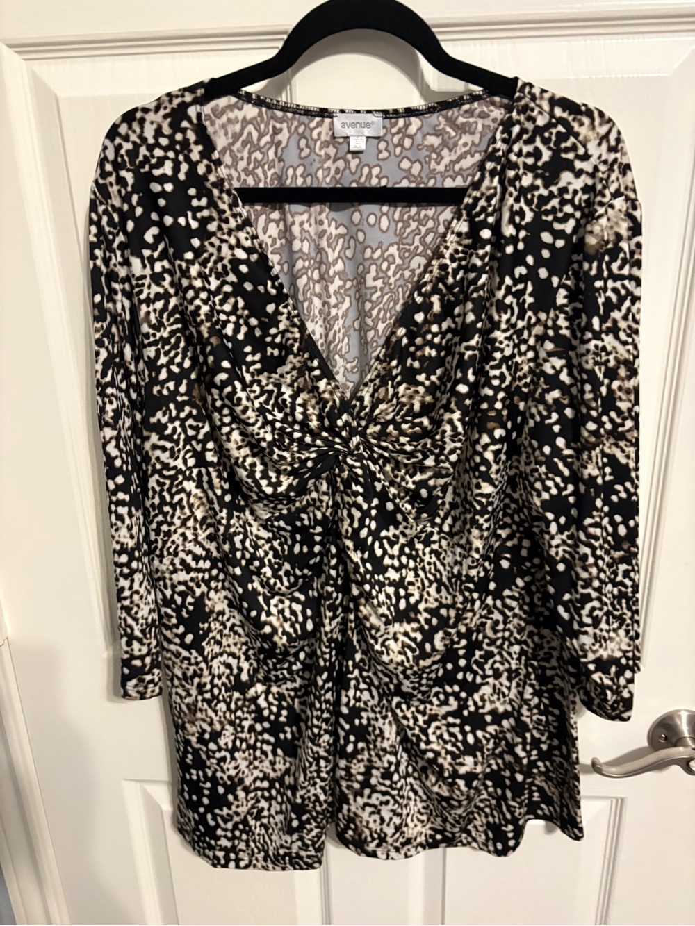 315- Avenue Black & White Twist-Front 3/4 sleeve top